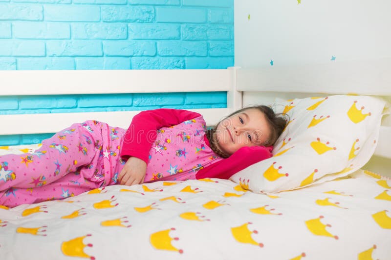 Peu Garçon Dans Des Pyjamas Avec Un Ours De Nounours Photo stock ...