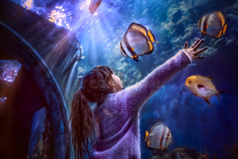 Petite fille dans l'aquarium