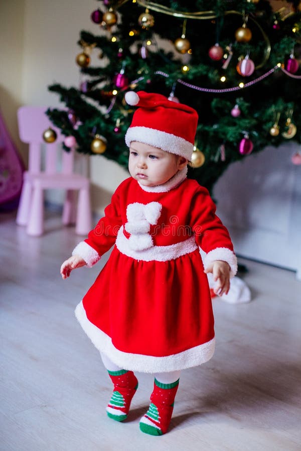 Petite fille dans le costume de Santa images stock Petite fille dans le costume de Santa images stock