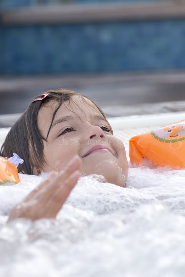 Petite fille dans le jacuzzi photo libre de droits Petite fille dans le jacuzzi photo libre de droits