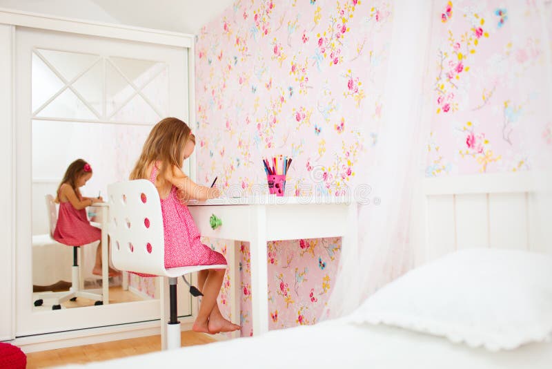 Ma Fille Voit Une Dame Dans Sa Chambre Petite Fille Dans Sa Chambre Image stock - Image du petit, table: 34024557