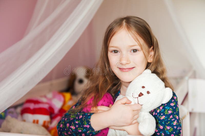 Ma Fille Voit Une Dame Dans Sa Chambre 10,237 Photos de Petite Fille Adorable Dans Sa Chambre - Photos de