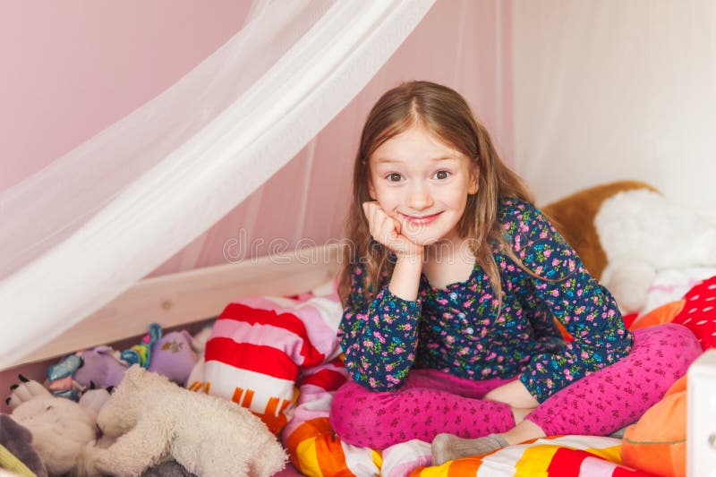 Ma Fille Voit Une Dame Dans Sa Chambre 10,237 Photos de Petite Fille Adorable Dans Sa Chambre - Photos de