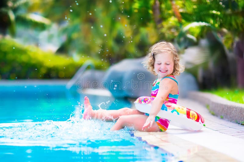 Petite fille dans une piscine images libres de droits