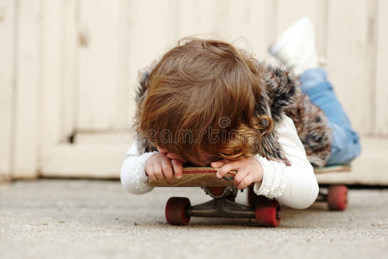 Download Petite Fille De Hippie Avec Le Portrait De Planche à Roulettes Photo stock - Image du people, activité: 45351638