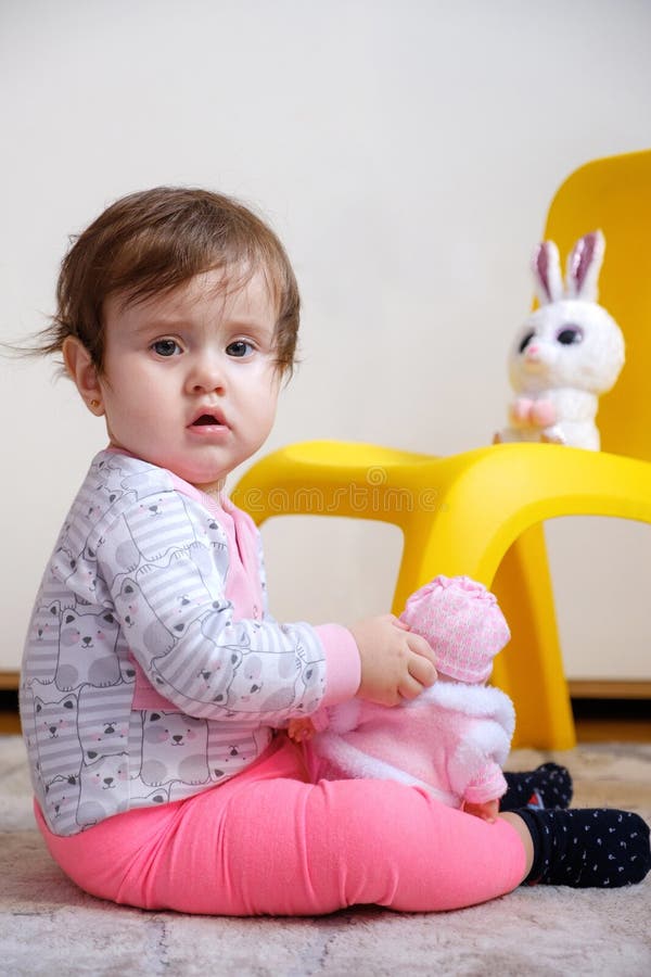 10 Mois De Bébé Jouant Avec Des Jouets. Portrait D'une Petite Fille  Mignonne. Image stock - Image du développement, effectuer: 206330847