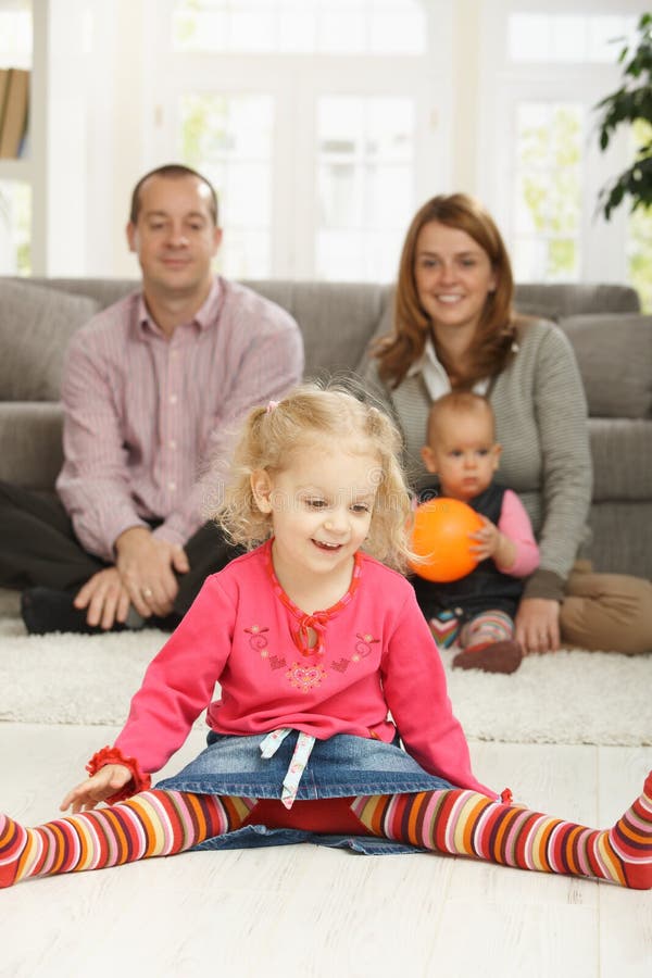 Petite fille de sourire avec la bille images stock