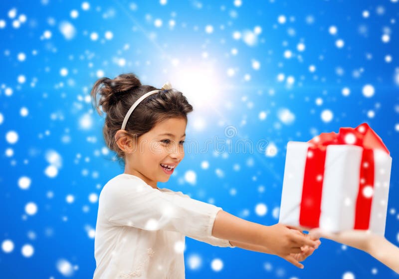 Petite fille de sourire avec la boîte-cadeau images libres de droits Petite fille de sourire avec la boîte-cadeau images libres de droits