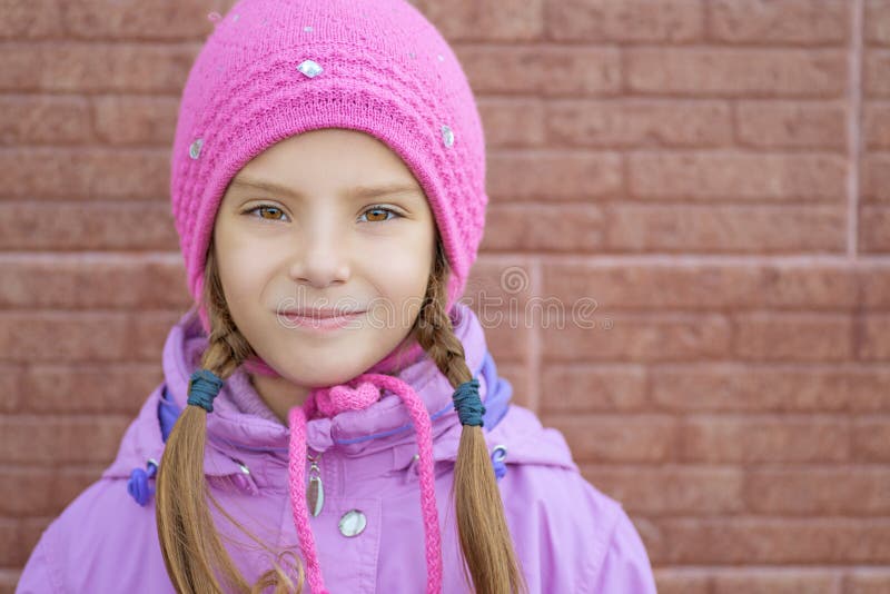 Petite fille de sourire dans la couche rose photographie stock Petite fille de sourire dans la couche rose photographie stock