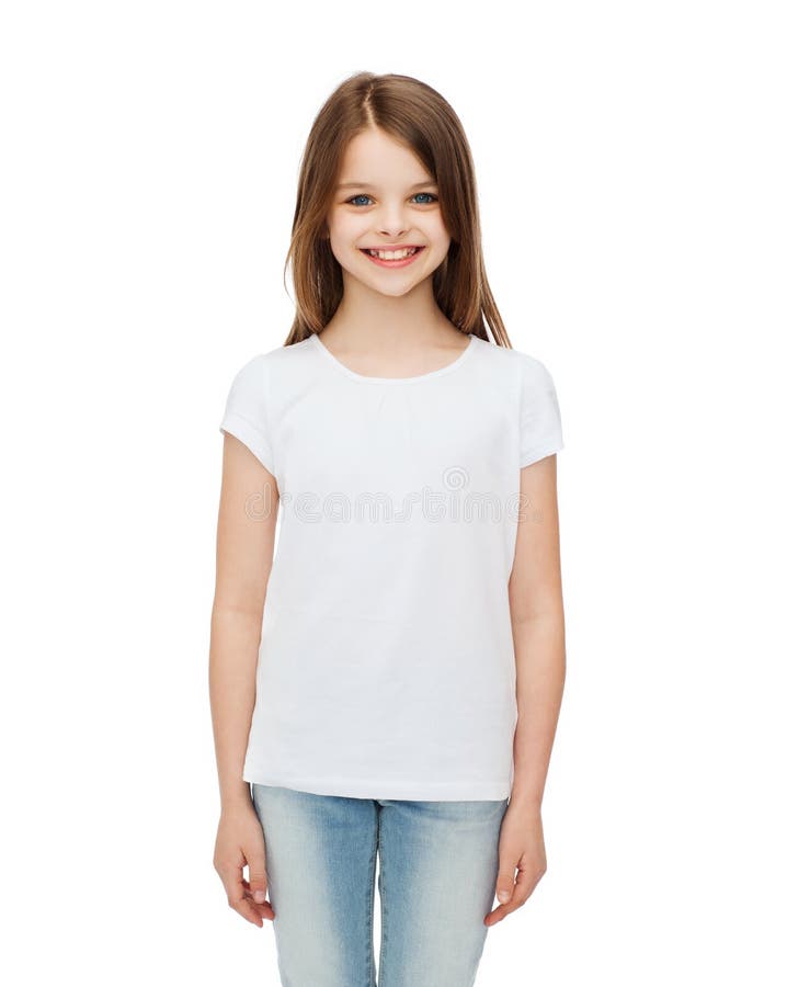 Petite fille de sourire dans le T-shirt vide blanc images stock Petite fille de sourire dans le T-shirt vide blanc images stock