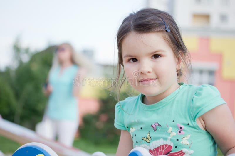 Petite fille de sourire heureuse sur le terrain de jeu photos stock Petite fille de sourire heureuse sur le terrain de jeu photos stock