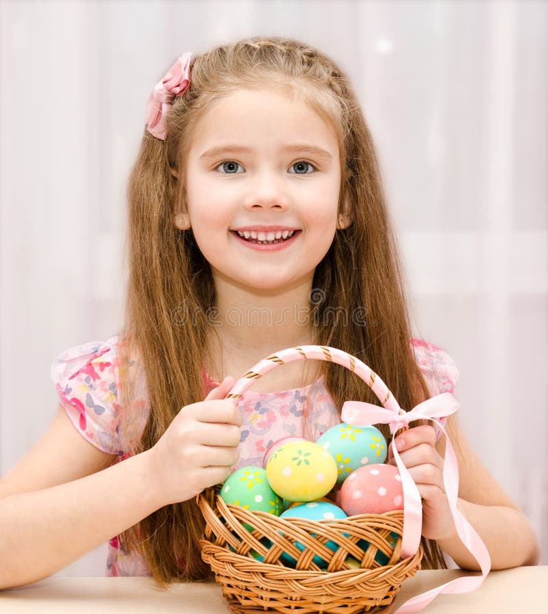 Enfant De Sourire Mignon De Petite Fille Séchant Ses Longs Cheveux Avec Le  Sèche-cheveux Photo stock - Image du rose, attrayant: 134279056