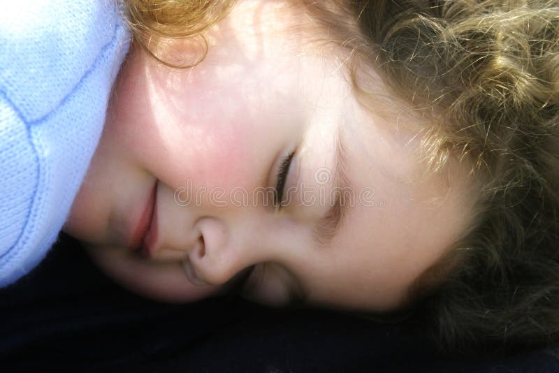 Petite fille dormant au soleil image stock Petite fille dormant au soleil image stock