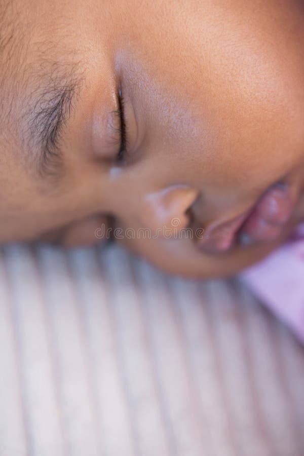 Download Petite Fille Dormant Sur Le Sofa Photo stock - Image du détente, home: 56484552