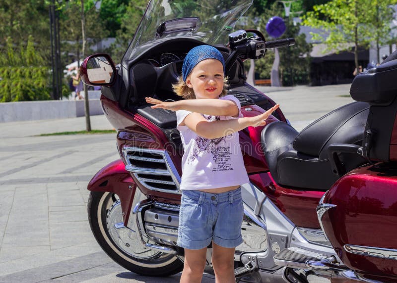 Petite Fille Sur Une Moto En Jouet Dans Le Parc Photo stock - Image du  amour, nourrisson: 239710076