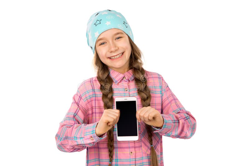 Petite fille drôle montrant le téléphone intelligent avec l'écran vide sur le fond blanc Jouer les jeux et la vidéo de montre photos stock Petite fille drôle montrant le téléphone intelligent avec l'écran vide sur le fond blanc Jouer les jeux et la vidéo de montre photos stock