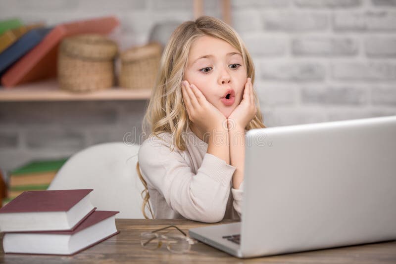 Petite fille employant la technologie moderne de dispositif de Digital photographie stock Petite fille employant la technologie moderne de dispositif de Digital photographie stock