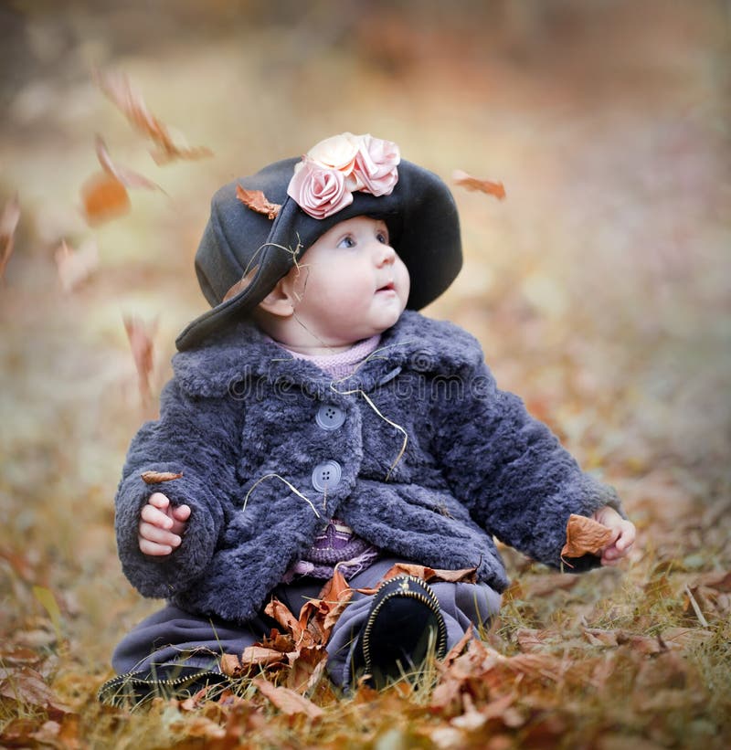 Petite fille en stationnement d'automne photographie stock libre de droits Petite fille en stationnement d'automne photographie stock libre de droits