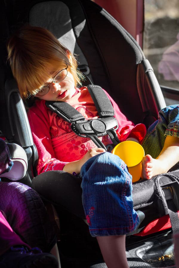 Petite fille endormie et radotante dans son Carseat sur une promenade en voiture images libres de droits Petite fille endormie et radotante dans son Carseat sur une promenade en voiture images libres de droits
