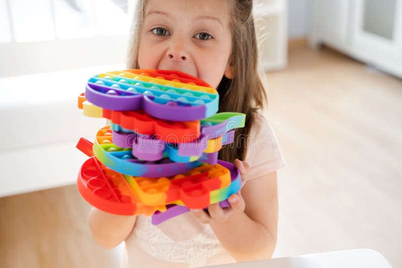 Jouet En Silicone Antistress Dans Les Mains D'un Adolescent. Jouet Coloré  Anti-stress. Nouvelle Tendance. Sensation D'anti-stress Image stock - Image  du massager, éducation: 223392479