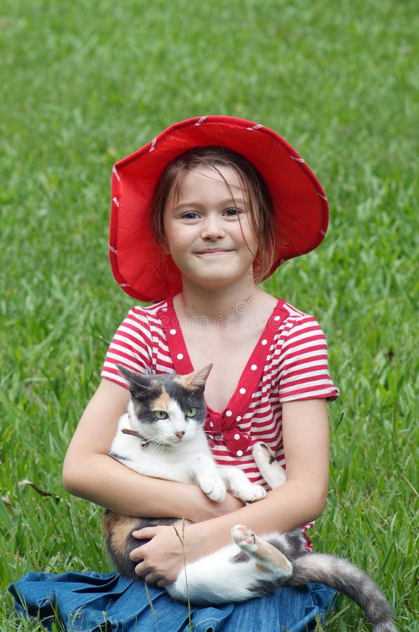 Petite fille et chat photographie stock libre de droits Petite fille et chat photographie stock libre de droits