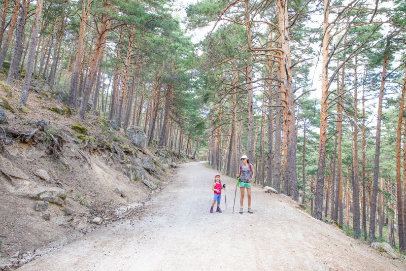Petite fille et mère randonnée sur un sentier dans la forêt de canencia montagne