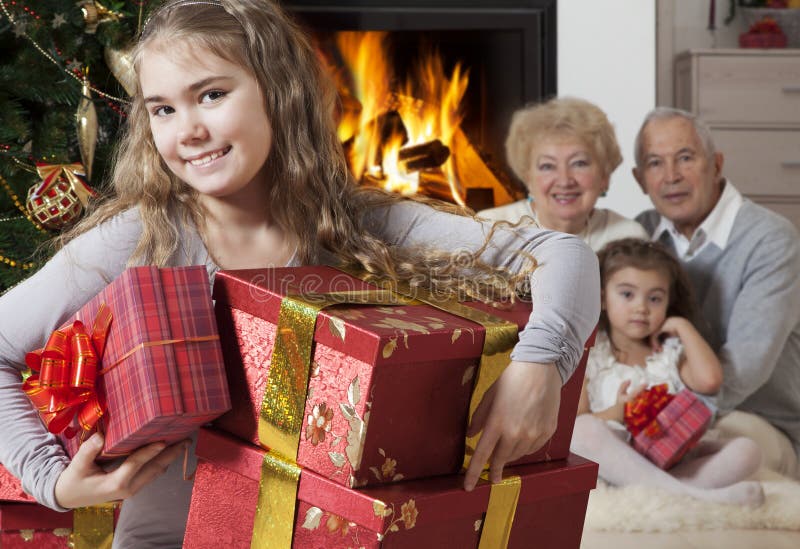 Petite fille heureuse avec des cadeaux de Noël photo libre de droits Petite fille heureuse avec des cadeaux de Noël photo libre de droits