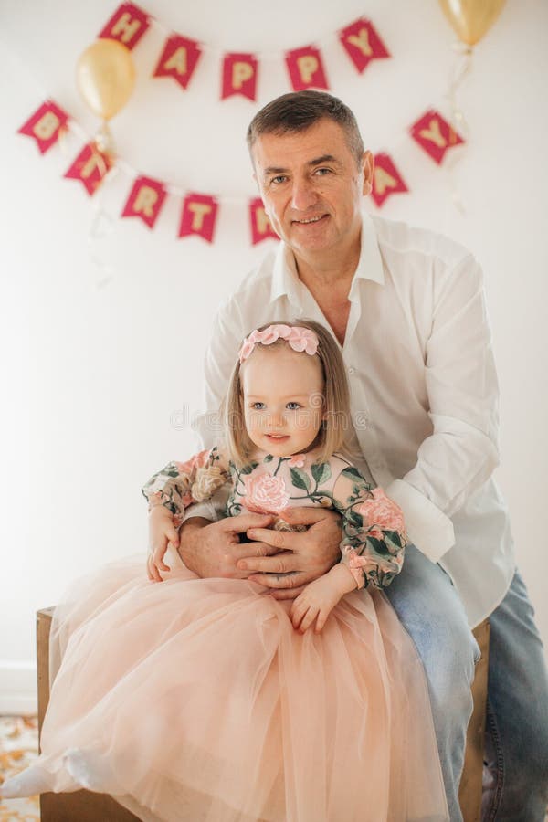 Petite fille heureuse avec le père célébrant la fête d'anniversaire images libres de droits Petite fille heureuse avec le père célébrant la fête d'anniversaire images libres de droits