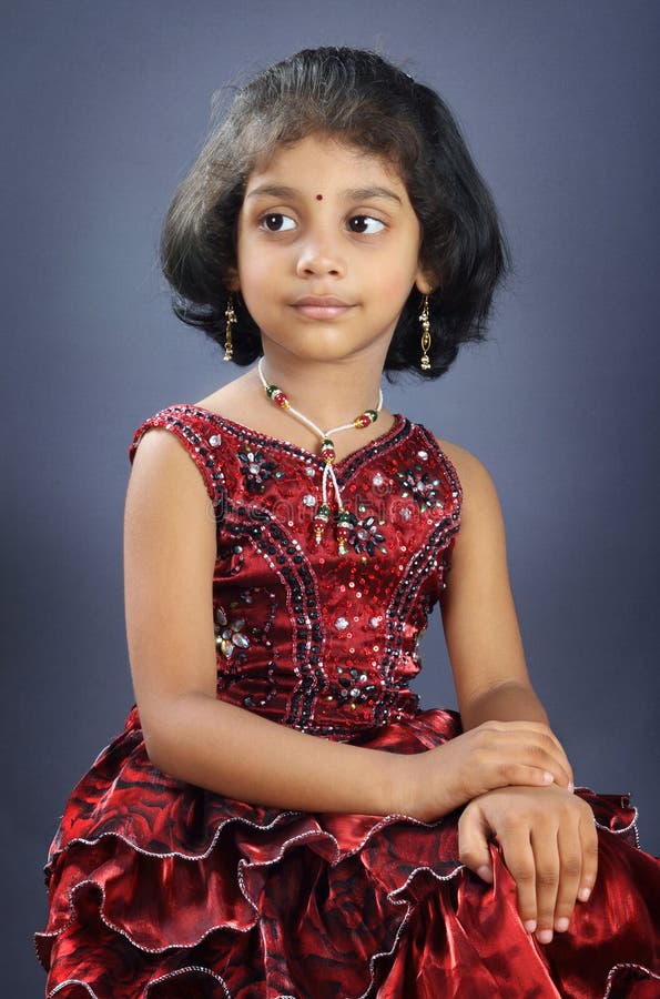 Petite fille indienne photo stock. Image du robe, verticale 31941514