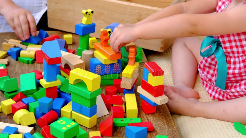 Petite Fille Intelligente Fille 3 Ans Jouant Avec Un Jouet éducatif  Figurines Géométriques En Bois Blocs Jardin D'enfants Jeux Con Photo stock  - Image du bien, constructions: 260132912