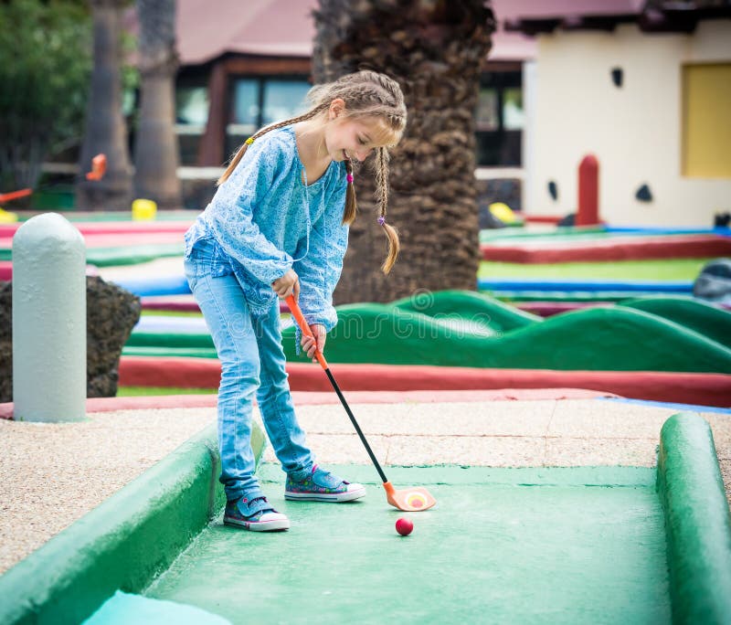 Petite fille jouant au golf images libres de droits Petite fille jouant au golf images libres de droits