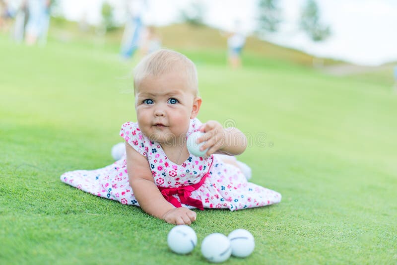 Petite fille jouant au golf photographie stock Petite fille jouant au golf photographie stock