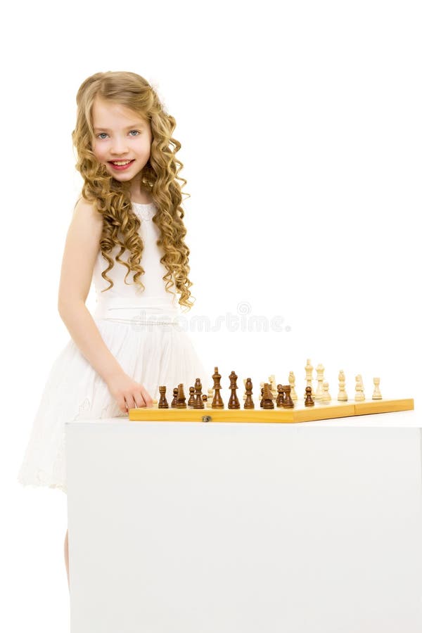 Petite fille jouant aux ?checs Une petite fille joue des ?checs Le concept de l'éducation créative d'un enfant, formation de photo stock Petite fille jouant aux ?checs Une petite fille joue des ?checs Le concept de l'éducation créative d'un enfant, formation de photo stock