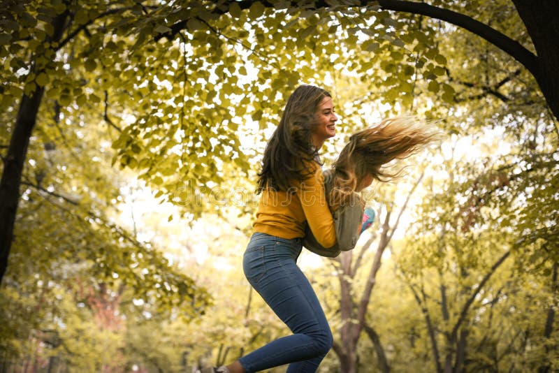 Petite fille jouant avec la mère Sur le mouvement images libres de droits