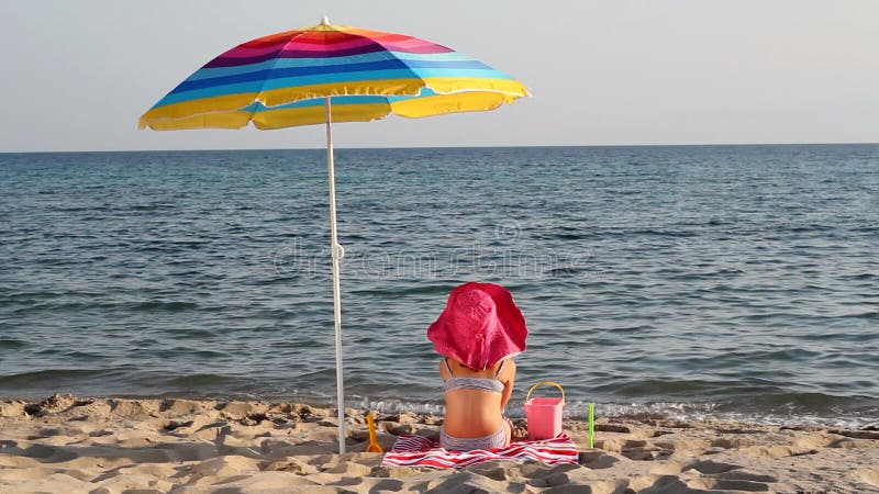 Petite fille jouant avec le sable