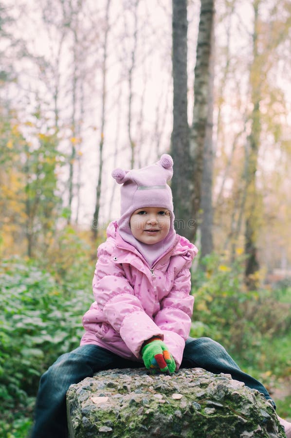 Petite fille jouant en Autumn Park Leaves photographie stock Petite fille jouant en Autumn Park Leaves photographie stock