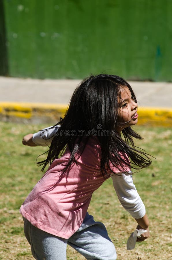 Petite fille jouant heureusement en parc photo libre de droits Petite fille jouant heureusement en parc photo libre de droits