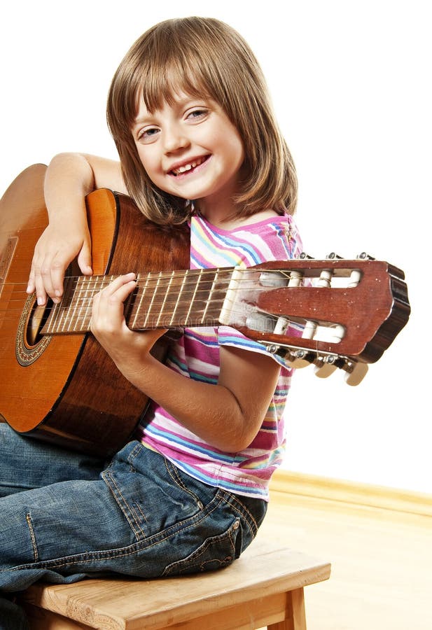 Petite Fille Avec La Guitare Rouge, Se Reposant Image stock - Image du  mignon, pièce: 40206335