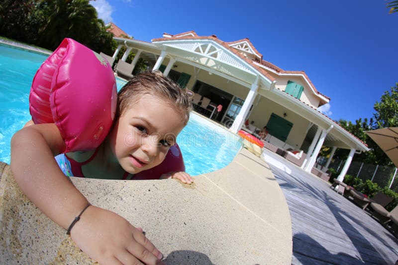 Petite fille joyeuse dans la piscine photo libre de droits Petite fille joyeuse dans la piscine photo libre de droits