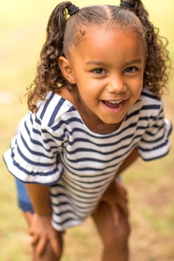 Sourire Heureux De Petite Fille De Metis Image Stock Image Du Espiegle Gens