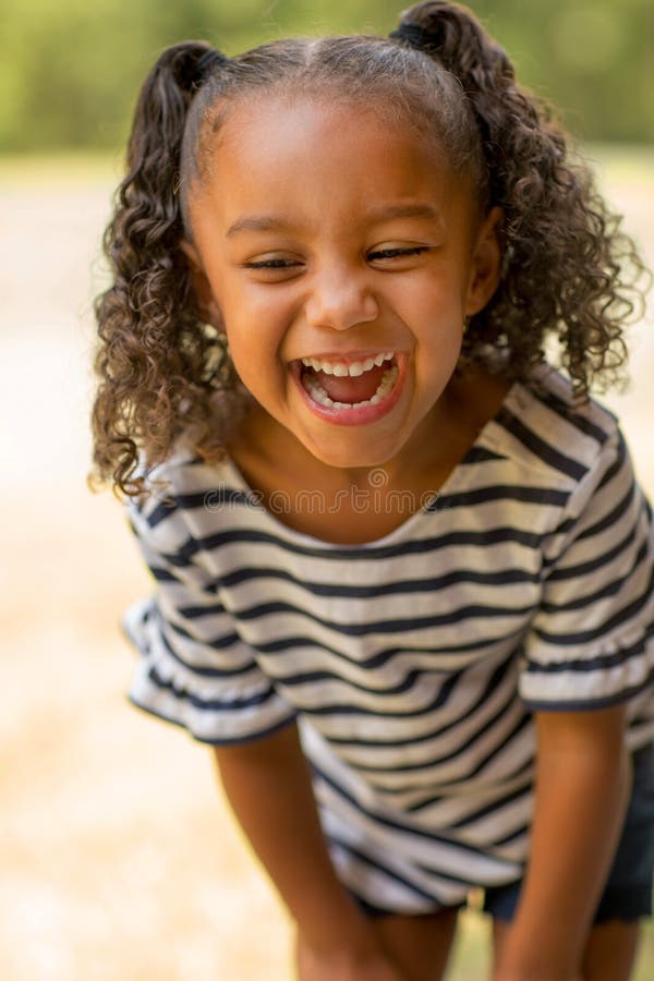 Sourire Heureux De Petite Fille De Metis Image Stock Image Du Espiegle Gens