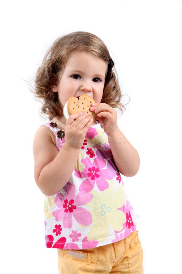 Petite fille mangeant une glace sandwich images libres de droits