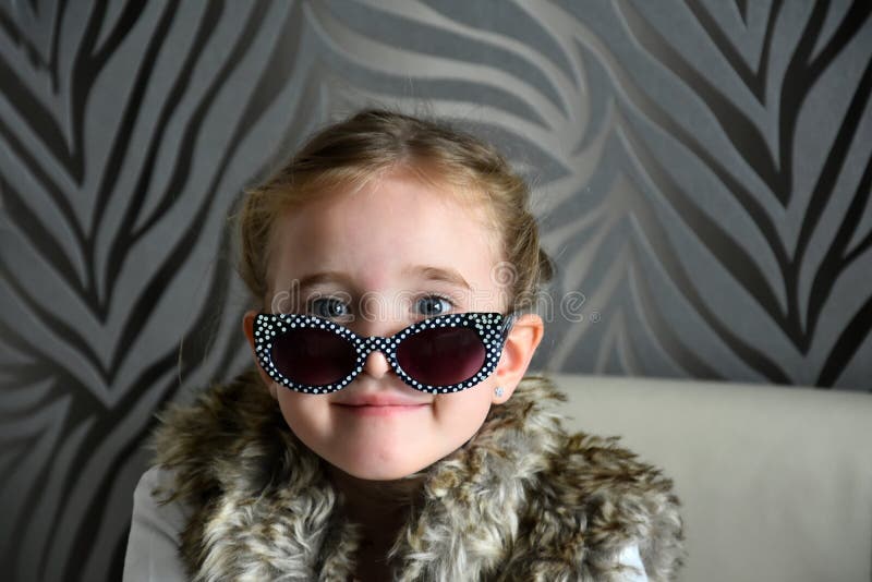 Petite fille mignonne photographie stock libre de droits Petite fille mignonne photographie stock libre de droits