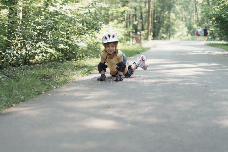 Fille Enfant Souriante Dans Un Casque En Rollers De Protection