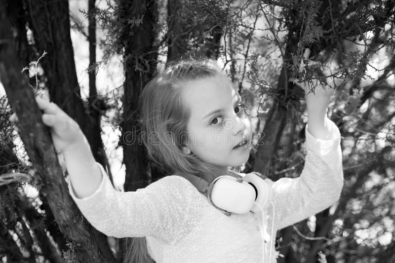 Petite fille mignonne appréciant la musique utilisant des écouteurs photos libres de droits Petite fille mignonne appréciant la musique utilisant des écouteurs photos libres de droits
