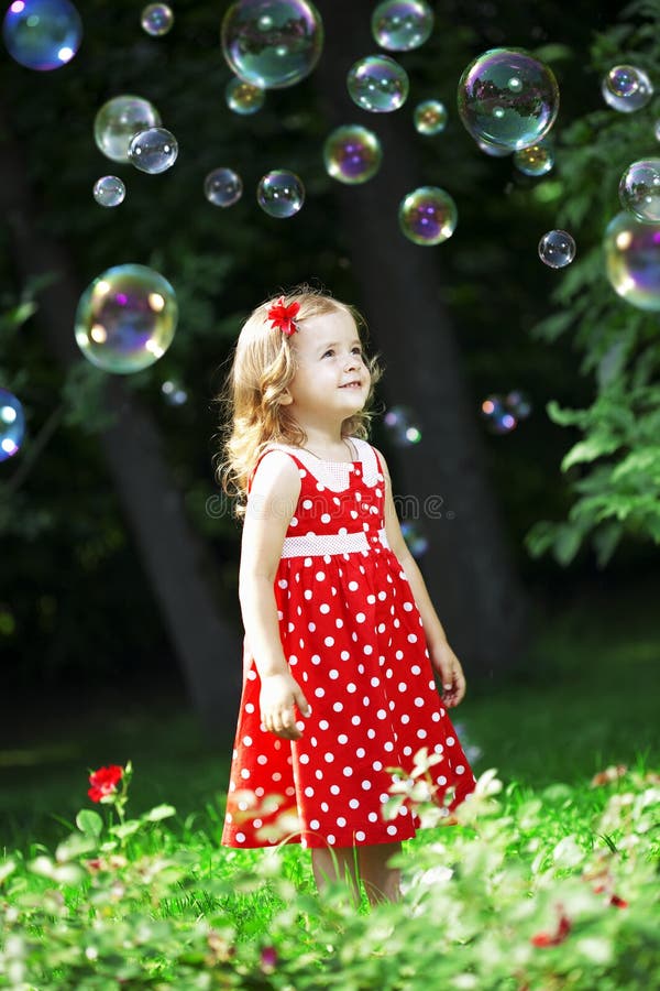 Petite fille mignonne avec des bulles