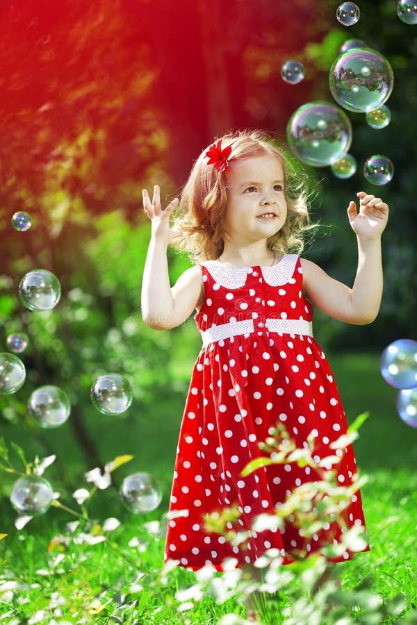 Petite fille mignonne avec des bulles