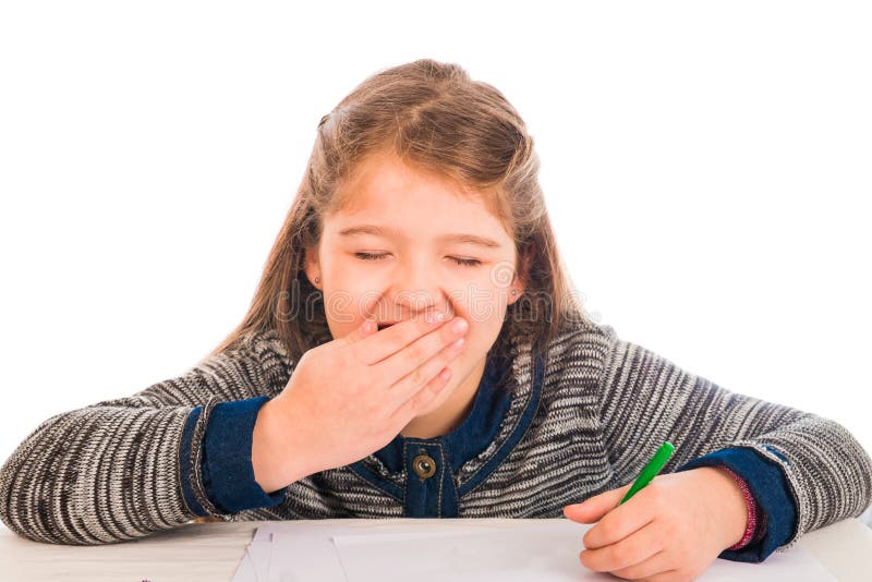 Petite fille mignonne baîllant tout en écrivant images stock Petite fille mignonne baîllant tout en écrivant images stock