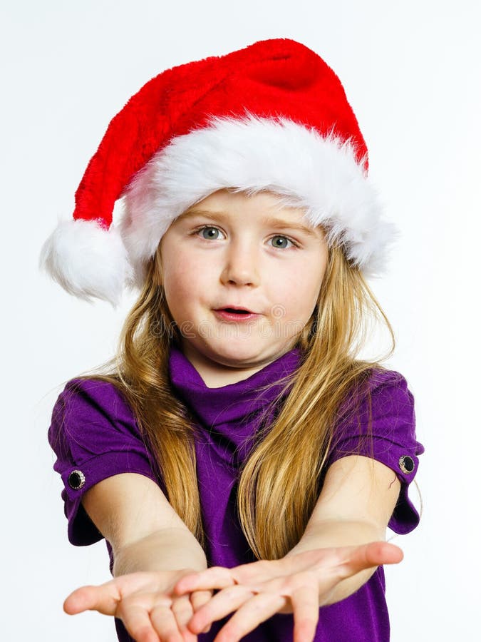 Un Garçon D'âge Préscolaire Dans Un Bonnet De Noel Cache Ses Cadeaux Dans  Un Wigwam De Tente Pour Enfants Dans La Pépinière L'enfant Veut être Seul