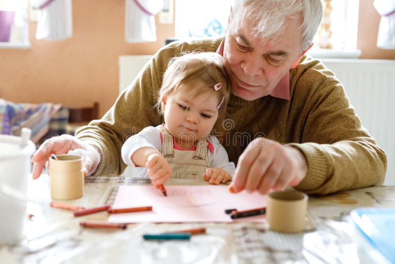 Petite Fille Mignonne D Enfant En Bas Age De Bebe Et Peinture Premiere Generation Superieure Belle Avec Les Crayons Colores A La Image Stock Image Du Peinture Loisirs Petite Fille Mignonne D Enfant En Bas Age De Bebe Et Peinture Premiere Generation Superieure Belle Avec Les Crayons Colores A La Image Stock Image Du Peinture Loisirs